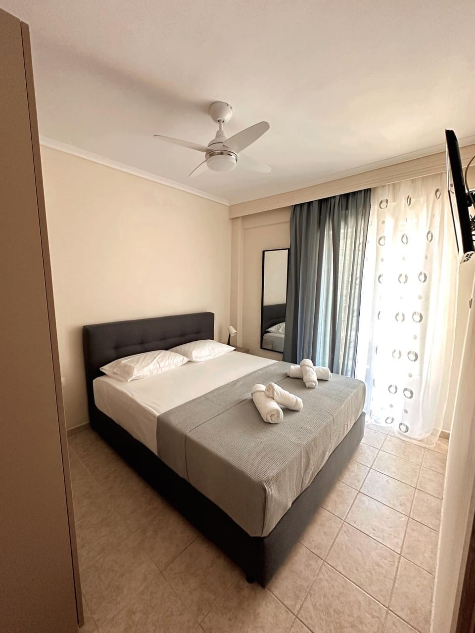 Bed, TV and multimedia, Photo of the whole room, Bedroom