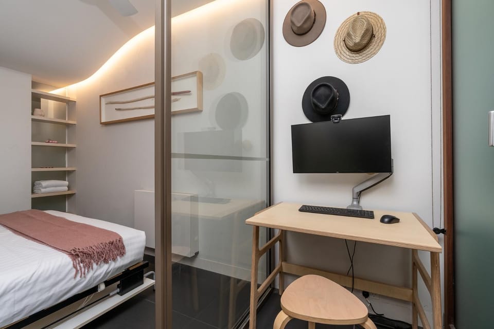 Bed, TV and multimedia, Bedroom