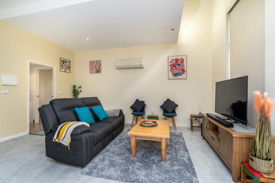Communal lounge/ TV room, TV and multimedia, Living room, Seating area, air conditioner