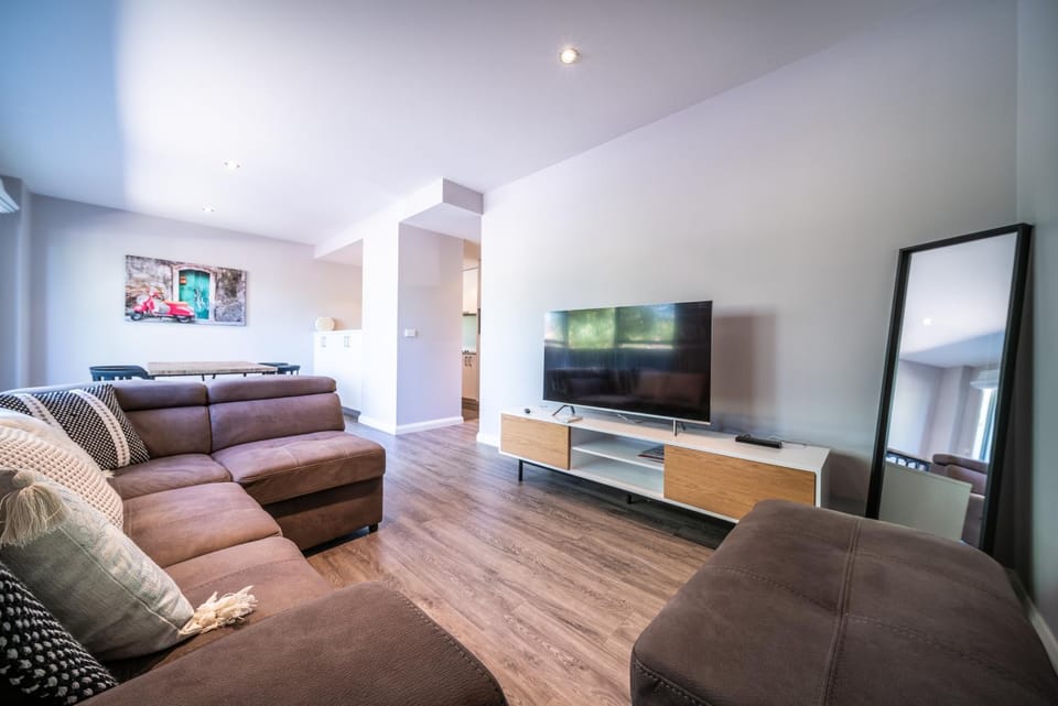 TV and multimedia, Living room, Seating area, Evening entertainment