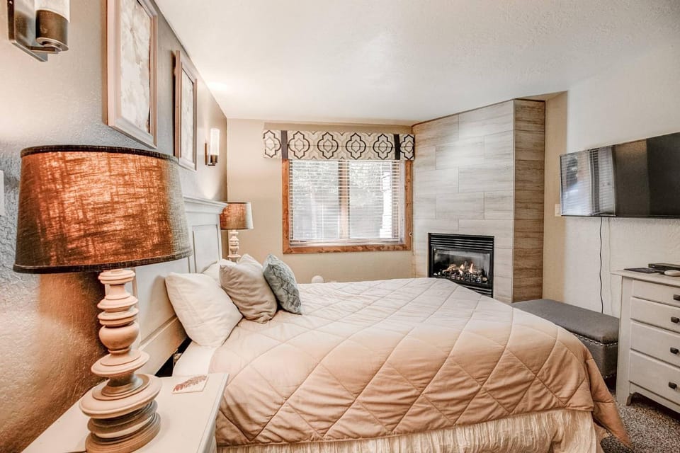 Chic 2BR Condo-Walk to Main St & Skiing House in Breckenridge