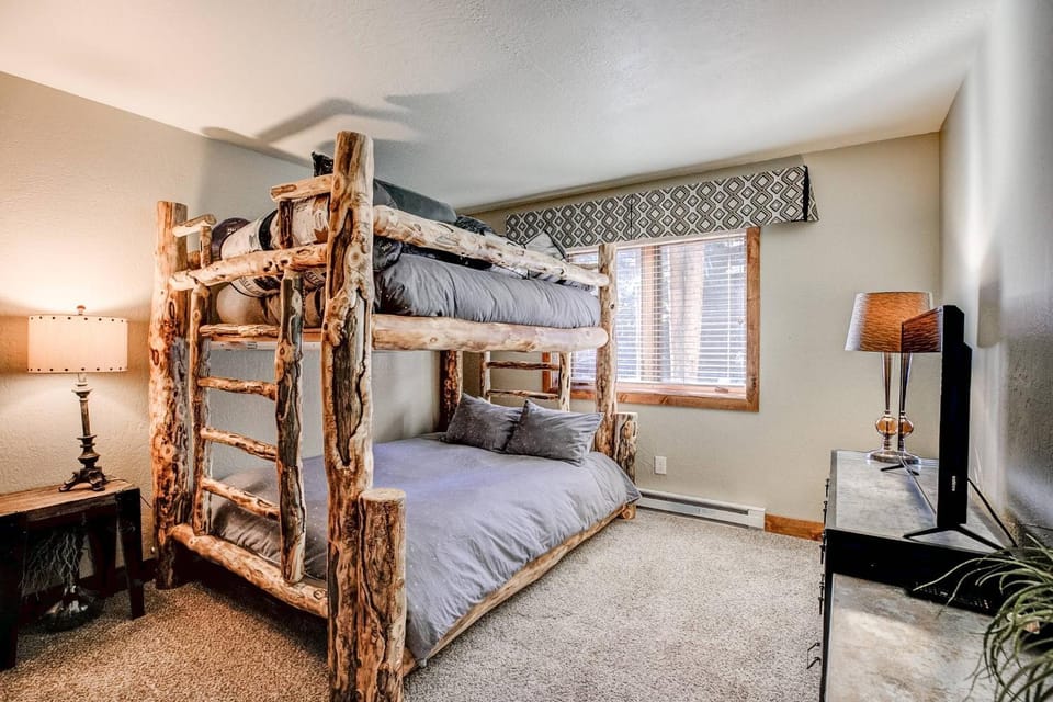 Chic 2BR Condo-Walk to Main St & Skiing House in Breckenridge
