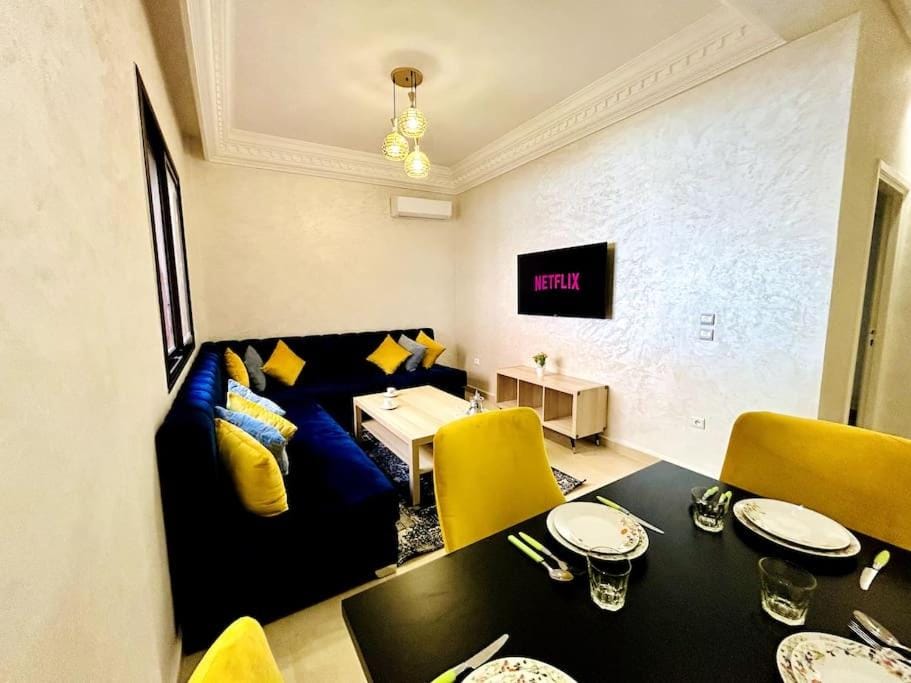 TV and multimedia, Living room, Seating area, Dining area, air conditioner