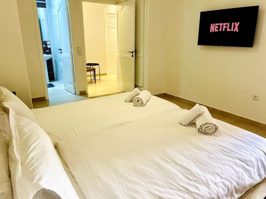 Bed, TV and multimedia, Photo of the whole room, Bedroom, towels, air conditioner