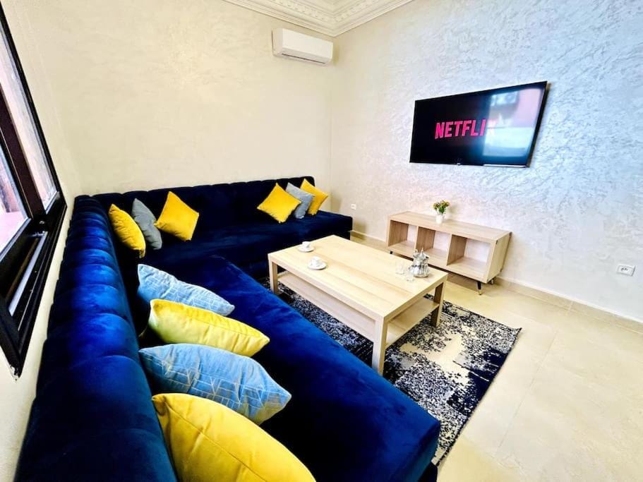 TV and multimedia, Living room, Seating area, air conditioner