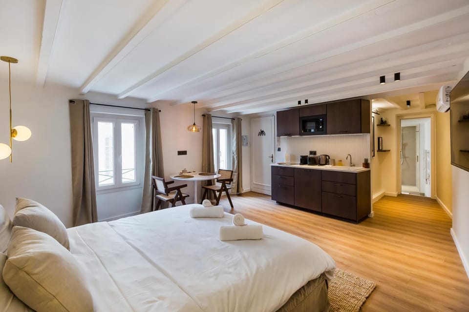 Bed, Kitchen or kitchenette, Bedroom