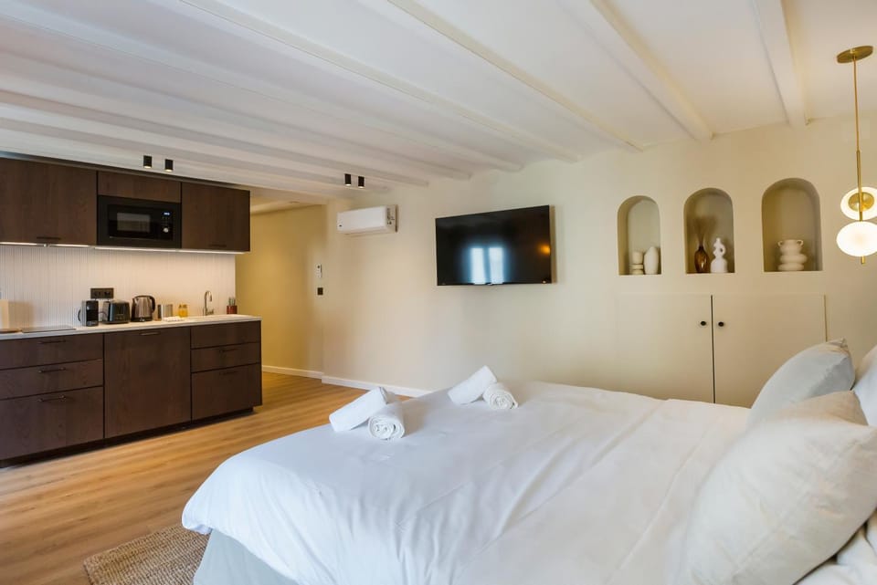 Bed, Kitchen or kitchenette, Bedroom