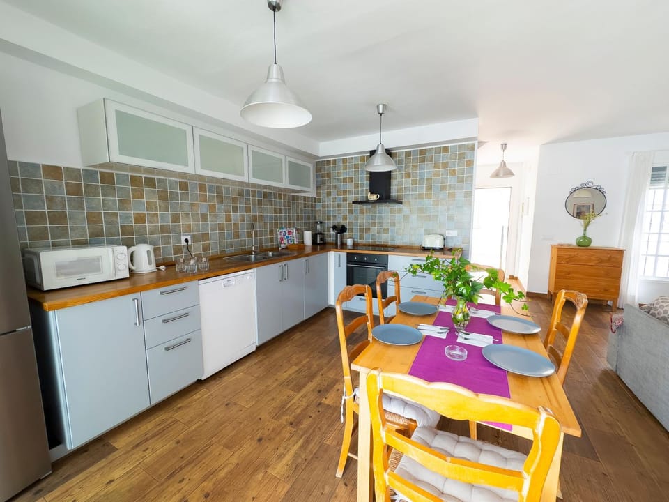Kitchen or kitchenette, Dining area, dishwasher, oven, pet friendly, stove, toaster