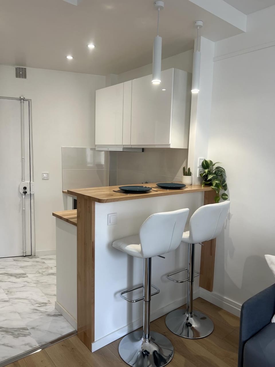 Lounge or bar, oven