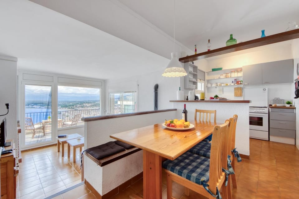 Dining area, kitchen