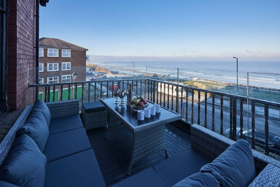 Captain's Deck Beach Balcony PerfectlySaltburn Apartment in Saltburn-by-the-Sea