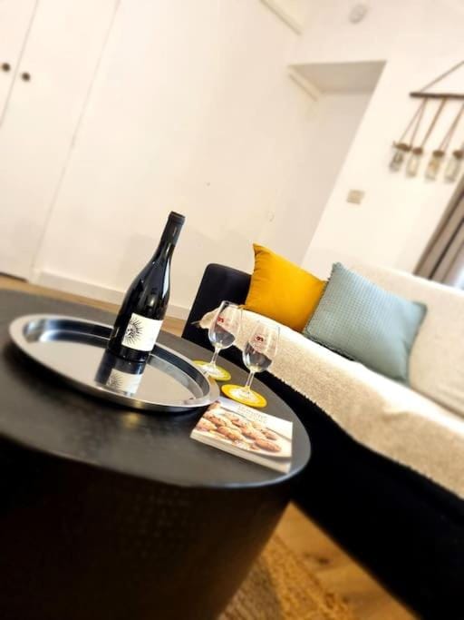 Living room, Food and drinks