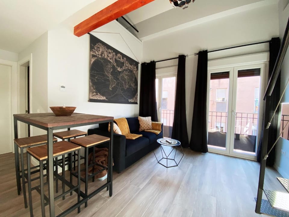 TV and multimedia, Living room, Seating area, Dining area