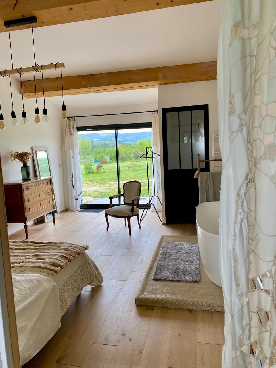 Maison Pivoine Bed and Breakfast in Sault