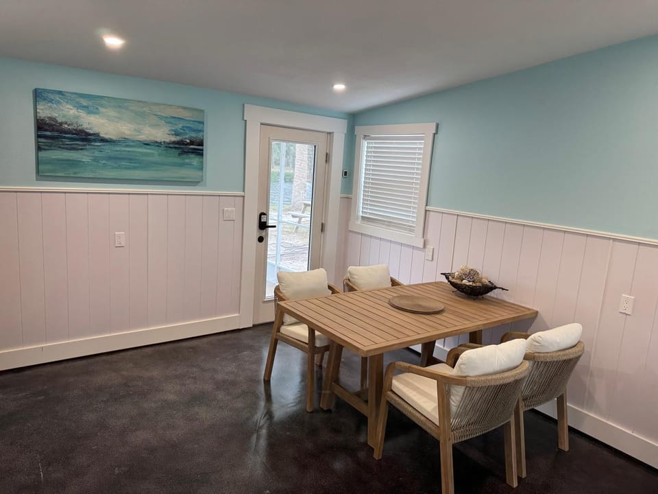 Seating area, Dining area