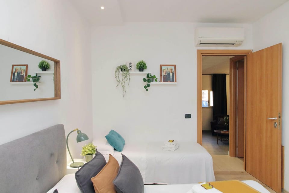 Bed, Photo of the whole room, Bedroom, air conditioner