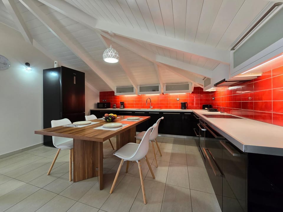 Kitchen or kitchenette, Dining area