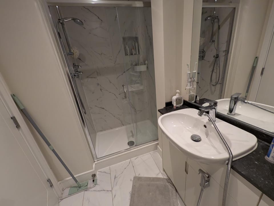 Pvt ensuite room ,25 mins train to city center Vacation rental in Dublin