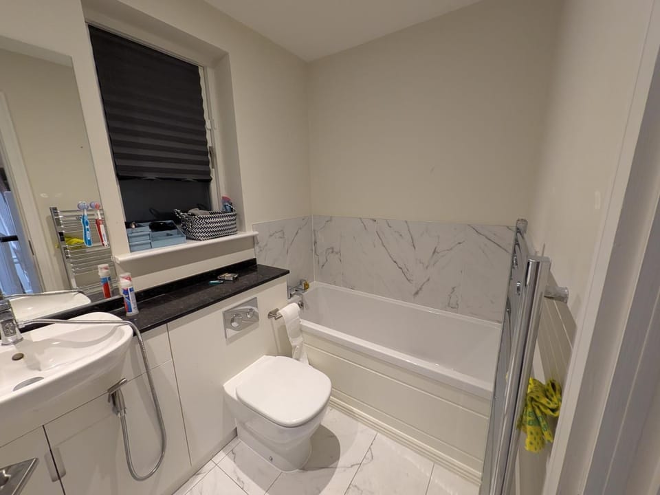Pvt ensuite room ,25 mins train to city center Vacation rental in Dublin