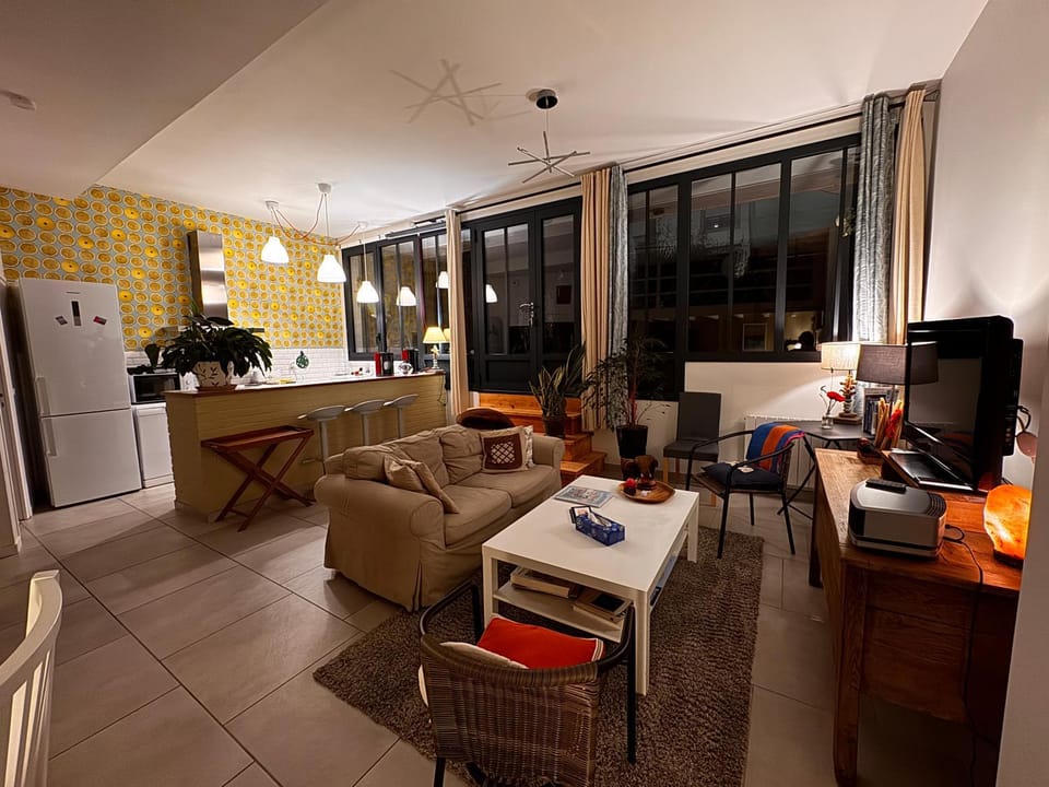 TV and multimedia, Kitchen or kitchenette, Living room, Seating area