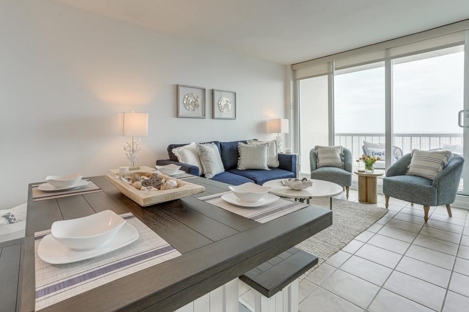 Pool & Beach Access: Oceanfront Galveston Condo House in Texas City