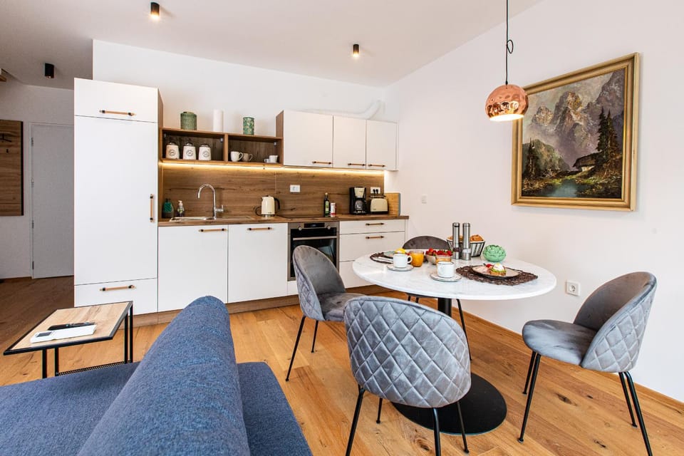 Kitchen or kitchenette, Seating area, Dining area, oven, stove