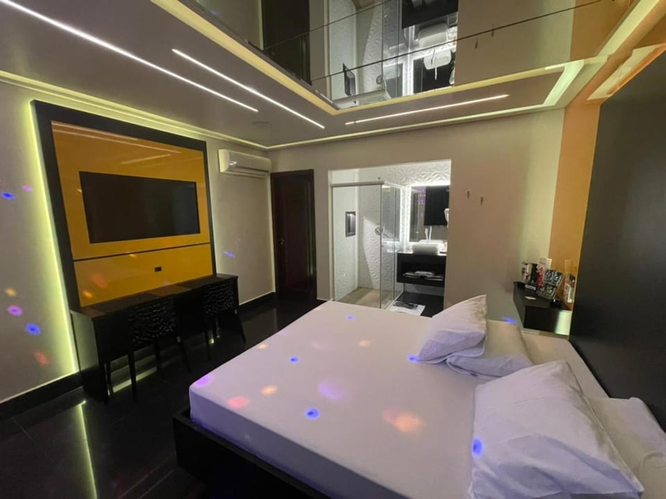 Bed, TV and multimedia, Photo of the whole room, Evening entertainment, Bedroom