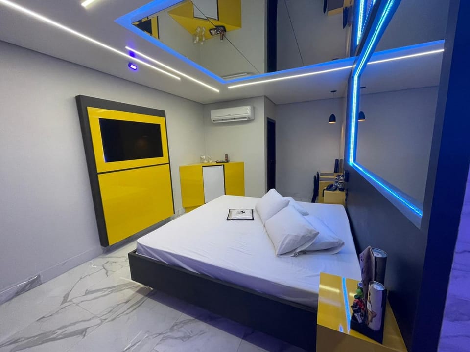 Bed, TV and multimedia, Photo of the whole room, air conditioner