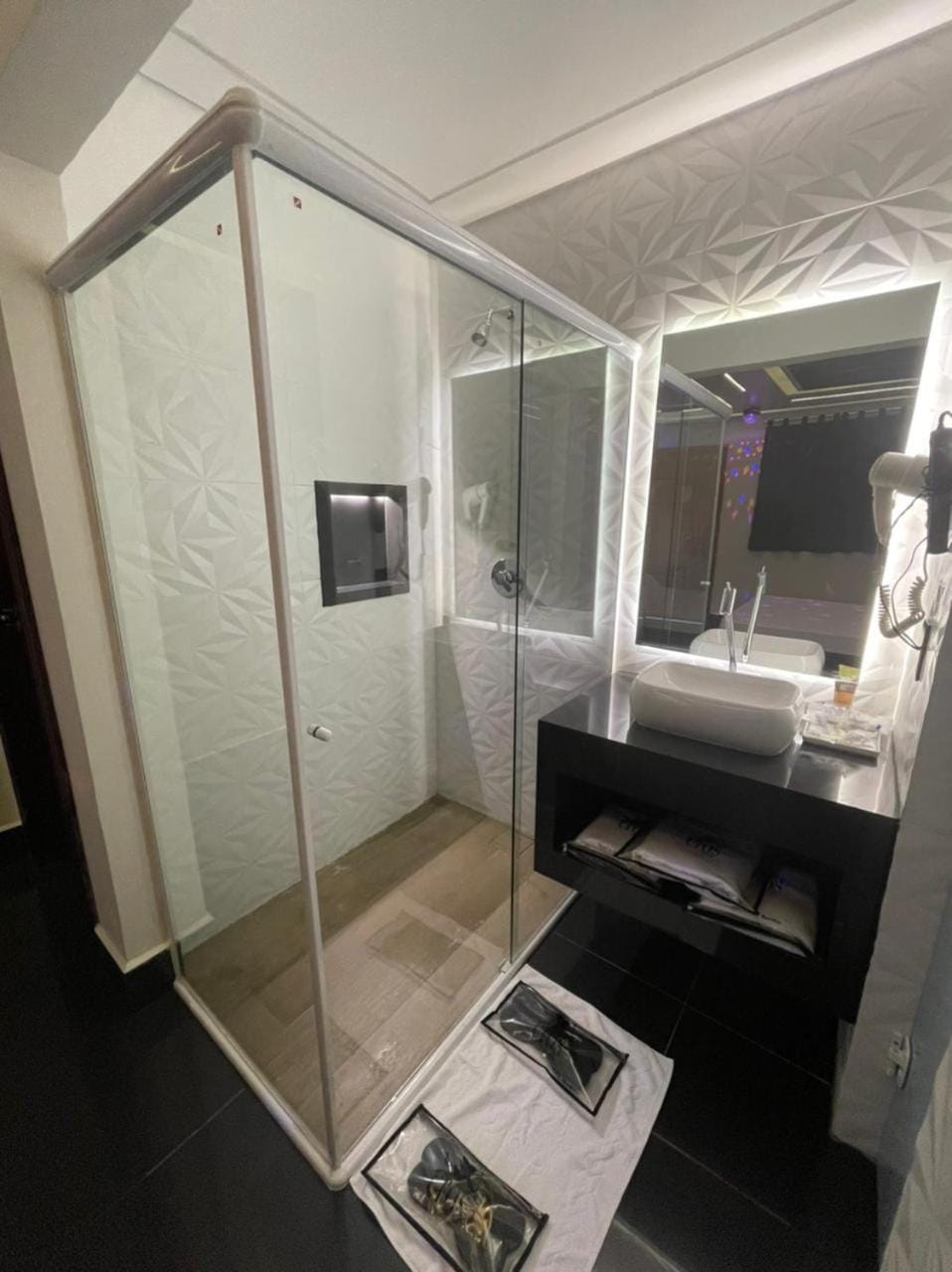 Shower, Bathroom, bidet, hair dryier