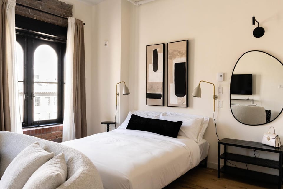 Bed, TV and multimedia, Photo of the whole room, Decorative detail, Bedroom, City view