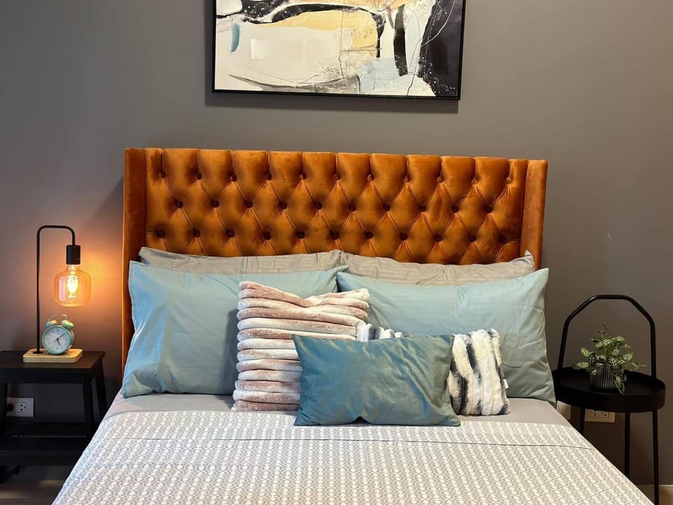 Elegant 1 BR Condo with Balcony in Uptown Parksuites II, BGC Apartment in Makati