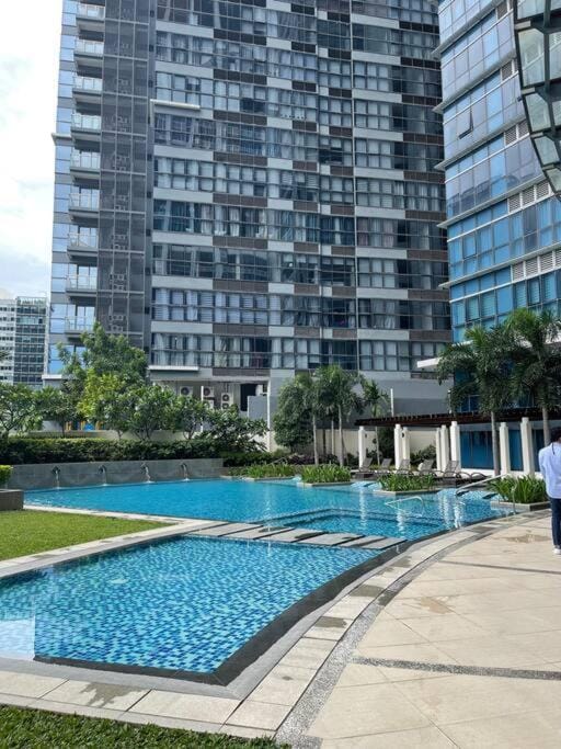 Elegant 1 BR Condo with Balcony in Uptown Parksuites II, BGC Apartment in Makati