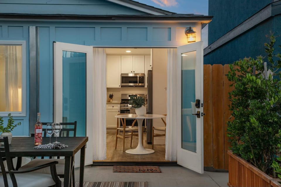 Modern and Cozy in PB with Patio and Firepit House in Mission Bay
