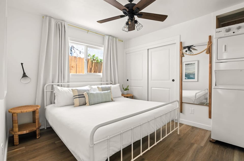 Modern and Cozy in PB with Patio and Firepit House in Mission Bay