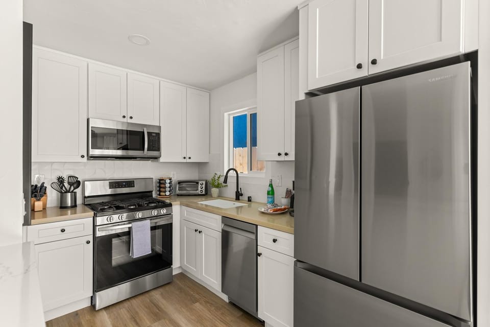 Modern and Cozy in PB with Patio and Firepit House in Mission Bay