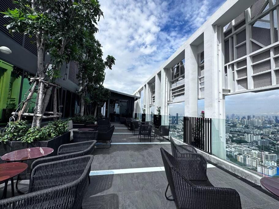 S87 Ramada Sukhumvit87 big room Onnut Swim Gym Apartment in Bangkok