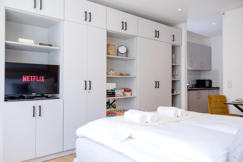 Bed, TV and multimedia, Kitchen or kitchenette, Entertainment, wardrobe