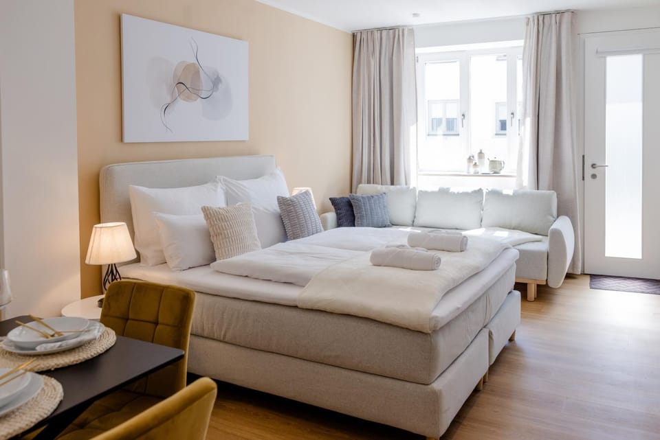Bed, Seating area, Dining area, Bedroom