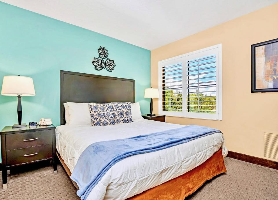 Bed, TV and multimedia, Bedroom