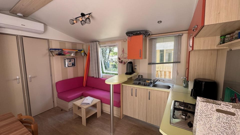 Kitchen or kitchenette, Living room, Seating area, Dining area, pet friendly, stove, air conditioner
