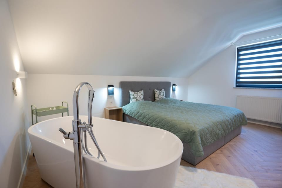 Bed, Spa and wellness centre/facilities, Bedroom