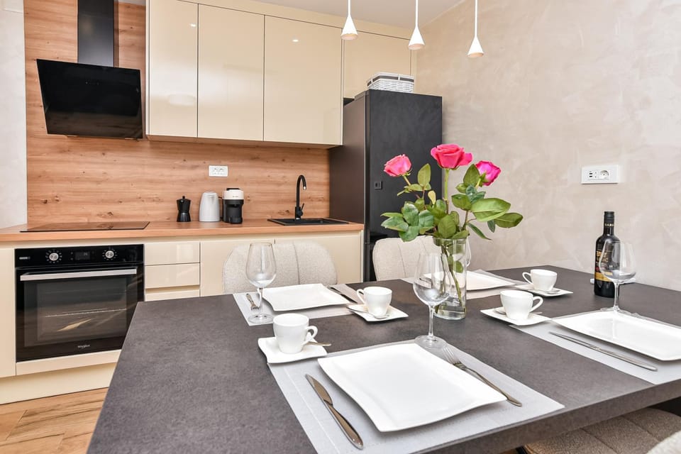 Coffee/tea facilities, Kitchen or kitchenette, Food and drinks, Seating area, Dining area, dishwasher, oven, stove, kitchen, kitchen