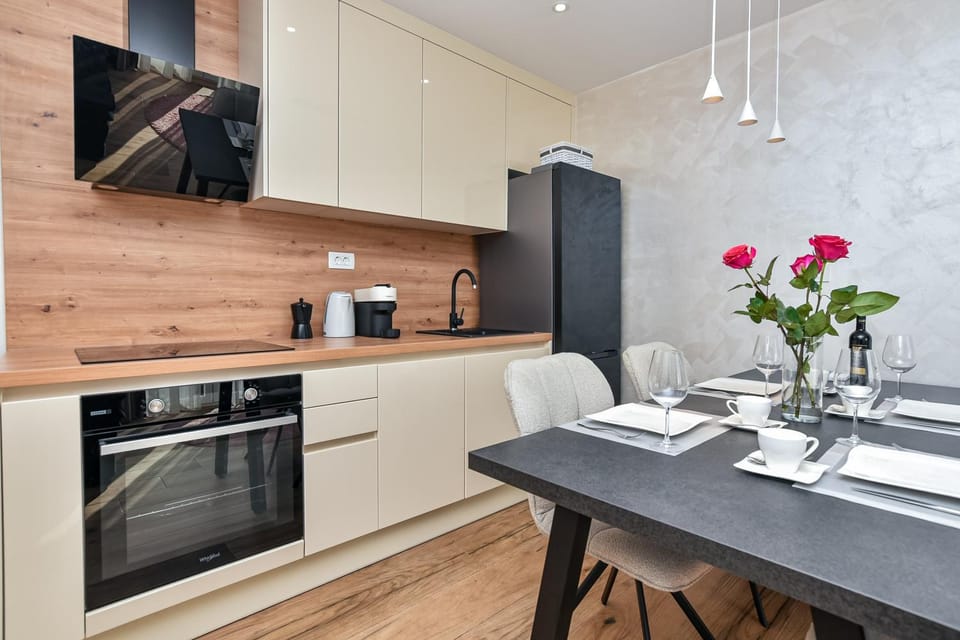 Coffee/tea facilities, Kitchen or kitchenette, Food and drinks, Dining area, dishwasher, oven, stove, toaster, kitchen, kitchen