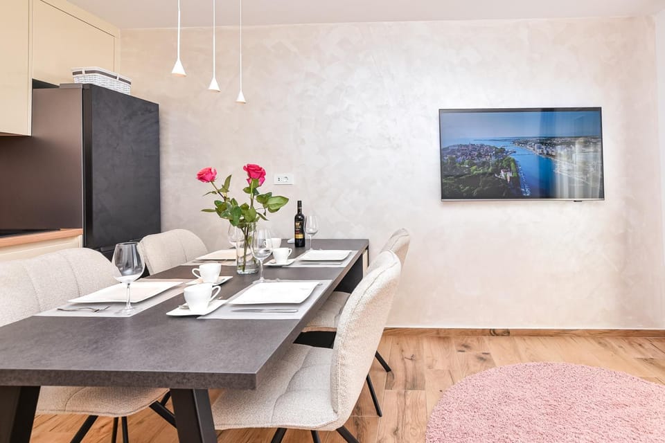 Day, TV and multimedia, Kitchen or kitchenette, Food and drinks, Photo of the whole room, Seating area, Dining area, Seasons, Time of day, kitchen