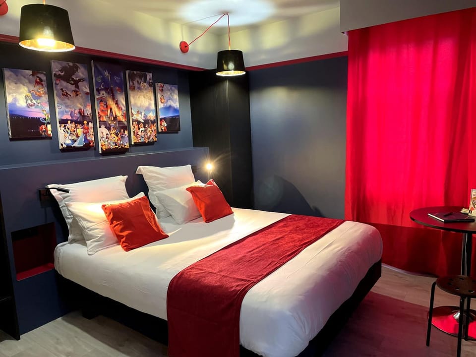 Photo of the whole room, Bedroom