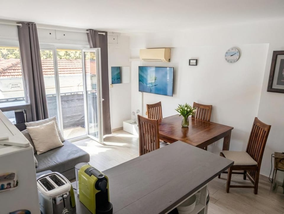 Communal lounge/ TV room, TV and multimedia, Living room, Seating area, Dining area