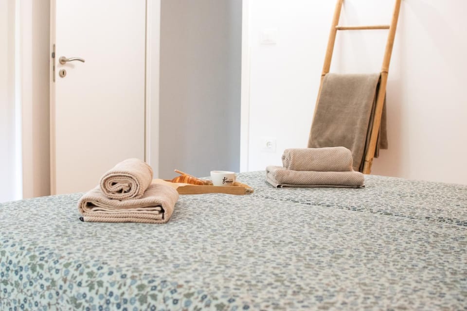 Bed, Bedroom, towels