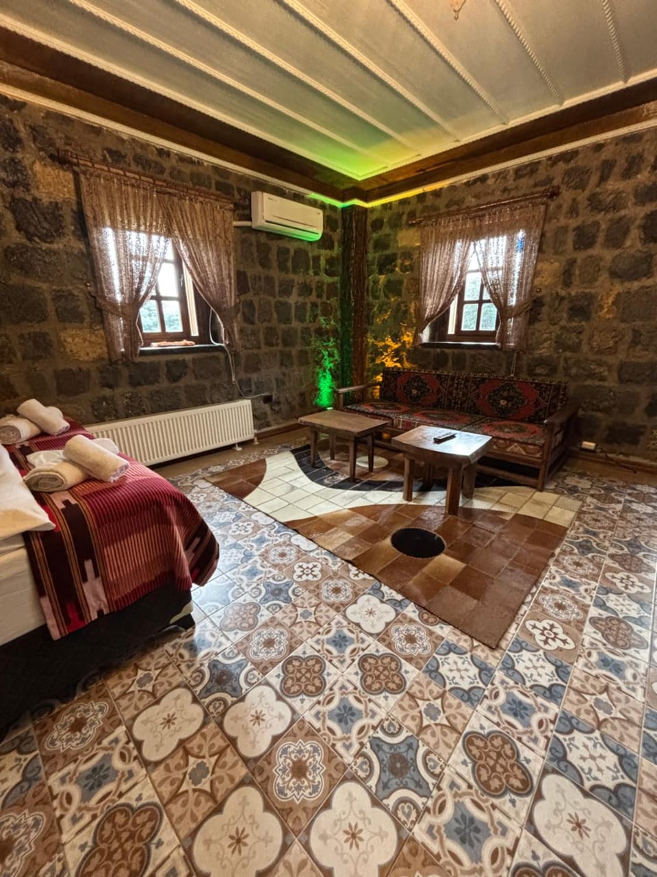 Living room, Seating area, air conditioner