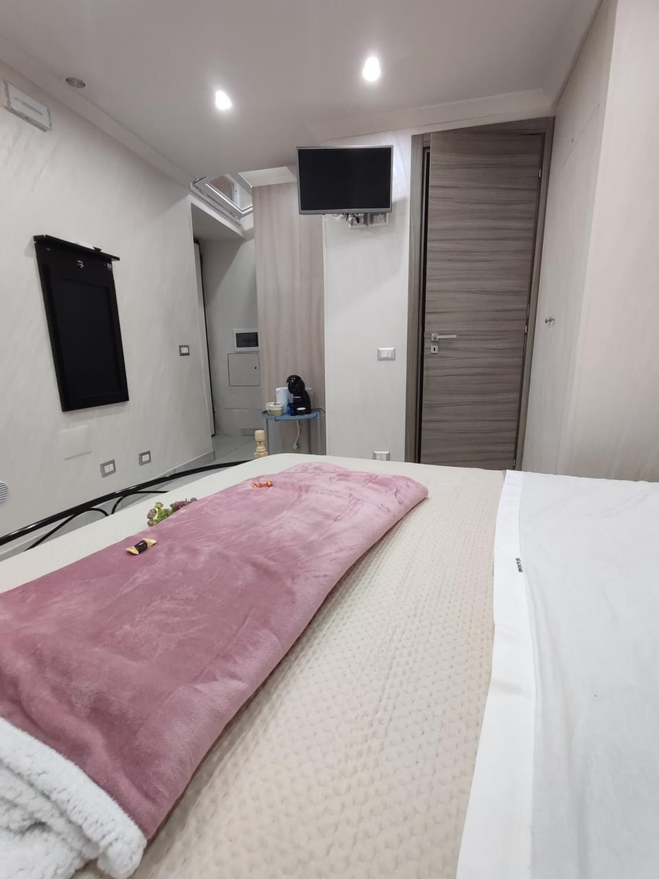 Bed, towels, air conditioner