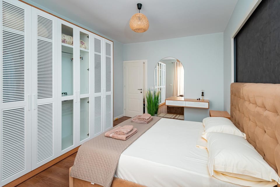 Bed, Bedroom, towels